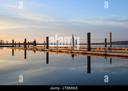 Am Abend an der 10th Street starten Boote mit Pylonen und ruhigem Wasser in Everett Stockfoto