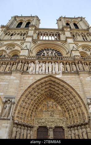 Wunderbare bildhauerischen und architektonischen Details der Kathedrale Notre Dame in Paris Frankreich. Vor dem Feuer. April 05, 2019 Stockfoto