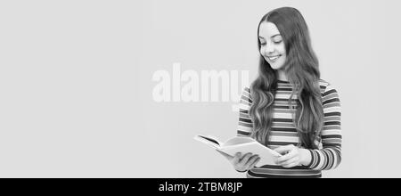 Lesen zu ihrem eigenen Vergnügen. Glückliches Mädchen las Buch. Lesen zu Hause. Schulbildung. Banner der Schülerin. Schule Kind Schüler Porträt mit Stockfoto