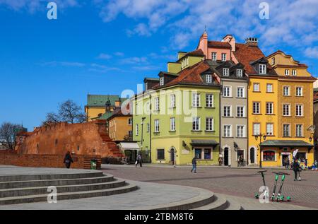 Polen, 27. Februar 2019: Burgplatz und historische Gebäude in der Altstadt Stockfoto