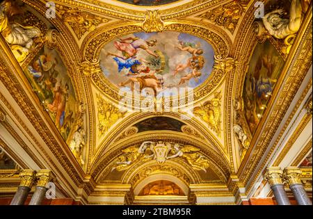 Frankreich, 05. April 2019. Im Inneren des reich geschmückten louvre-Museums. Wunderschöne Decke Stockfoto