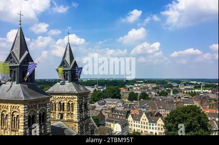 Luftbild von der Sint Janskerk Turm (St. Johannes) auf die Stadt Maastricht, Niederlande und die Türme der Basilika Sankt Servatius Stockfoto