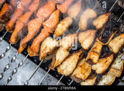 Fisch Kebab auf Spieße auf dem Grill im Winter. Lachs und Heilbutt Stockfoto
