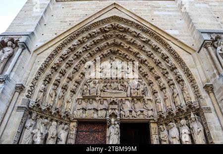 Wunderbare bildhauerischen und architektonischen Details der Kathedrale Notre Dame in Paris Frankreich. Vor dem Feuer. April 05, 2019 Stockfoto