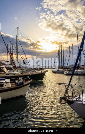 Natur, Dämmerung, Urlaubsziel und Reisekonzept, Sommersonnenuntergang an der Mittelmeerküste, Luxusyachten im Yachthafen und Bergblick Stockfoto