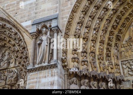 Wunderbare bildhauerischen und architektonischen Details der Kathedrale Notre Dame in Paris Frankreich. Vor dem Feuer. April 05, 2019 Stockfoto