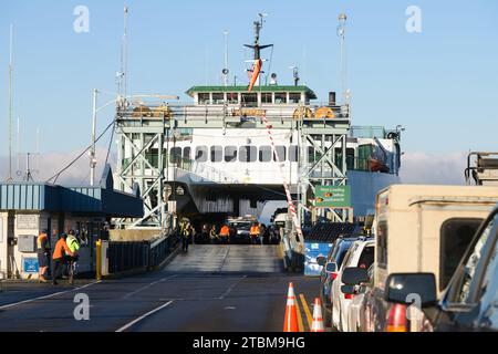 Seattle - 30. Oktober 2023; Washington State Fähre MV Kittitas am Fauntleroy Dock mit Passagieren und Fahrzeugen Stockfoto
