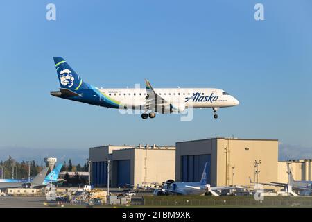 Everett, WA, USA – 11. November 2023; Alaska Airlines Horizon Embraer E175LR landet vor Boeing Stockfoto