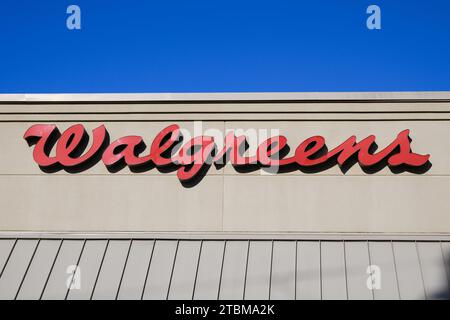 Mukilteo, WA, USA - 8. November 2023; Firmenlogo auf dem Gebäude mit blauem Himmel für Walgreens Stockfoto