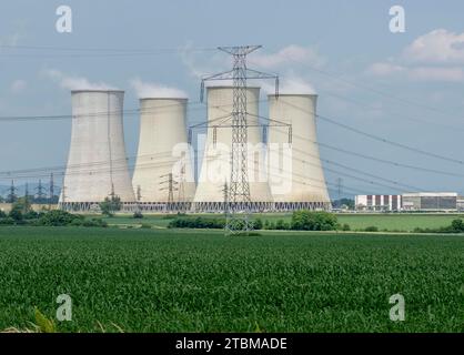 Kühltürme des Kernkraftwerks Jaslovske Bohunice, Slowakei mit bewölktem Himmel im Hintergrund. Kernkraftwerk Stockfoto