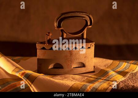 Kerzenlicht, einzigartiges altes altes Kohleeisen. Holzkohleguss. Nahaufnahme. Details Stockfoto