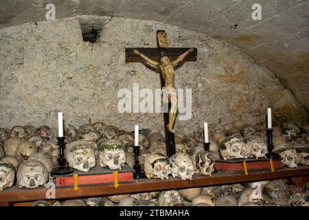 HALLSTATT, ÖSTERREICH, 21. Juli 2020 : Beinhaus oder Knochenhaus in der St. Michael Kapelle Hallstatt. Ossuar. Österreichische Alpen. Hallstatter See. Stockfoto