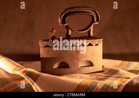 Kerzenlicht, einzigartiges altes altes Kohleeisen. Holzkohleguss. Nahaufnahme. Details Stockfoto