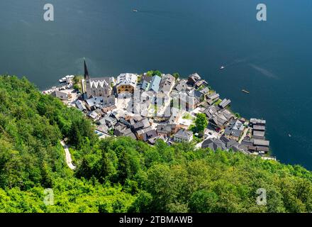 HALLSTATT, ÖSTERREICH, 21. Juli 2020 : traditionelles österreichisches Dorf Hallstatt. Hallstatt ist ein historisches Dorf in den Österreichischen Alpen an der Ostküste Stockfoto