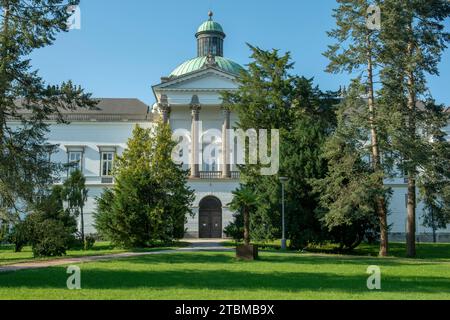 Klassizistisches Herrenhaus und Schloss im Topolcianky Park. Slowakei Stockfoto