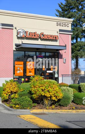 Mukilteo, WA, USA - 8. November 2023; Little Caesars Pizzarestaurant mit Schild tagsüber Stockfoto