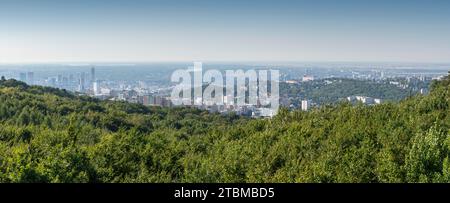 Panoramablick auf den nördlichen Teil von Bratislava vom hölzernen Aussichtsturm unterhalb des Kamzik-Hügels Stockfoto