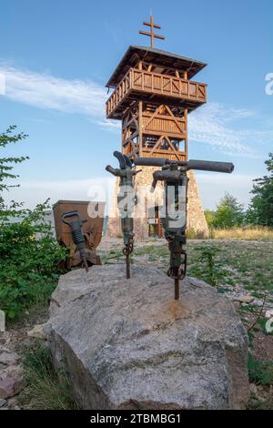 Hölzerner Aussichtsturm oder Aussichtsturm Haj. Nova Bana. Slowakei Stockfoto