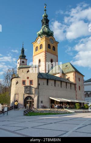 Banska Bystrica, Slowakei, 23. April 2022 : das Stadtschloss im Sommer. Banska Bystrica. Slowakei Stockfoto