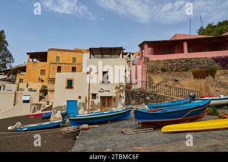 Bunte Fischerboote, Häuser, Strand, Hafen, Rinella, Stadt an der Südküste, Salina, Äolische Inseln, Lipari Inseln, Sizilien. Italien Stockfoto