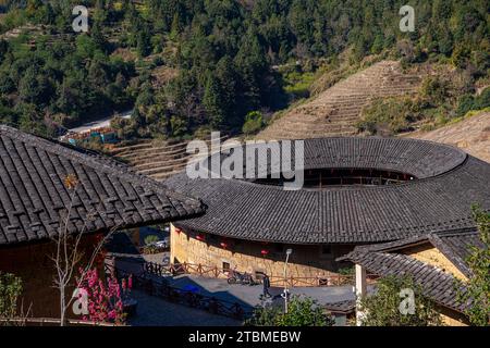 Aus der Nähe von Tulou, den einzigartigen Wohnungen von Hakka in Fujian, China. Hintergrundbild Stockfoto