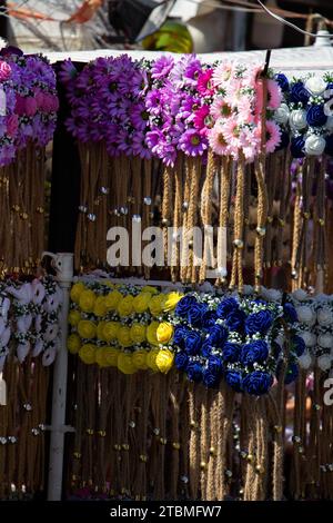 Kopf Krone aus schönen fake Blumen Kranz Stockfoto