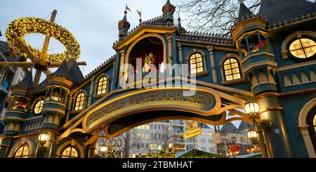 Köln, Deutschland 06. Dezember 2023: Eingangsportal zum weihnachtsmarkt heinzels wintermaerchen in der kölner Altstadt bei Dämmerung Stockfoto