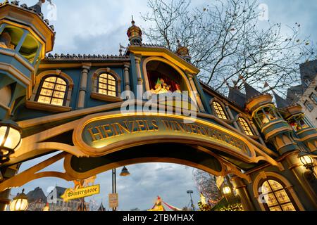 Köln, Deutschland 06. Dezember 2023: Eingangsportal zum weihnachtsmarkt heinzels wintermaerchen in der kölner Altstadt bei Dämmerung Stockfoto