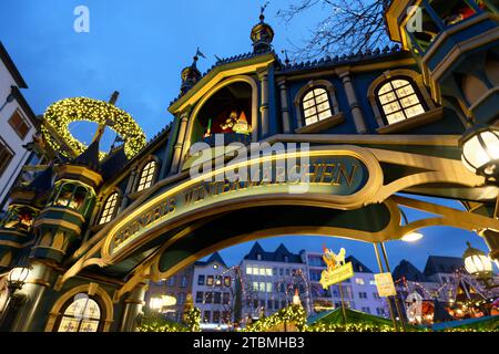 Köln, Deutschland 06. Dezember 2023: Eingangsportal zum weihnachtsmarkt heinzels wintermaerchen in der kölner Altstadt bei Dämmerung Stockfoto