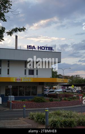 ISA Hotel and Rodeo Bar and Grill außen mit XXXX Gold Bier Werbung, Mount Isa, Queensland, Australien Stockfoto