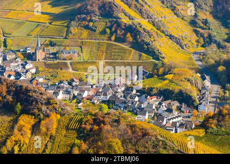 Weinberge im Herbst, Mayschoss mit Pfarrkirche, Rotweinbaugebiet Ahrtal, Rotwein des Pinot Noir und Portugieser Traube werden hier angebaut Stockfoto