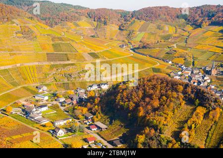 Weinberge im Herbst, Mayschoss mit Pfarrkirche, Rotweinbaugebiet Ahrtal, Rotwein des Pinot Noir und Portugieser Traube werden hier angebaut Stockfoto