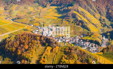 Weinberge im Herbst, Mayschoss mit Pfarrkirche, Rotweinbaugebiet Ahrtal, Rotwein des Pinot Noir und Portugieser Traube werden hier angebaut Stockfoto