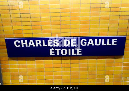 U-Bahn-Schild Place Charles de Gaulle, Etoile Paris, Frankreich Stockfoto