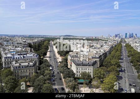 Blick auf La Defence und die Avenue des Champs Elysee vom Arc de Triomphe, Paris, Ile-de-France, Frankreich Stockfoto