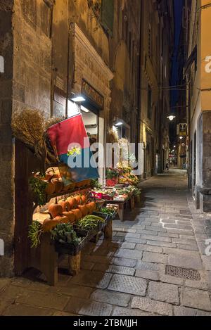 Gemüseladen in einer Gasse in einer Altstadt bei Nacht, Genua, Italien Stockfoto