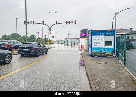 Bahnbeladung für die Überfahrt mit dem Autozug vom Festland nach Sylt, DB Shuttle, Bahnhof NIebuell, Nordfriesland, Schleswig-Holstein Stockfoto