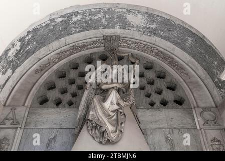 Harfenspiel, Skulptur auf einem Familiengrab, Monumentalfriedhof, Cimitero monumentale di Staglieno), Genua, Italien Stockfoto