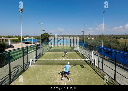 Zwei Maenner spielen Padel im Club Robinson, Ugento, Apulien, Italien Stockfoto