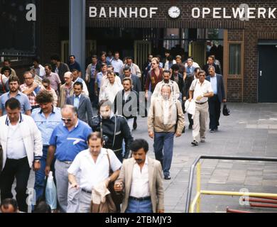 DEU, Deutschland: Die historischen Rutschen aus den 84-85 r Jahren, Ruesselsheim. Opel Werk. Produktion an Montagelinien und Schichtwechsel CA 1984 Stockfoto