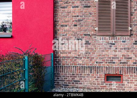 Isolierte und nicht isolierte Fassade eines Doppelhaushaltes in Hilden, Deutschland Stockfoto