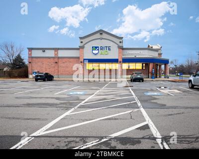 New Hartford, New York - 23. November 2023: Rite Aid Pharmacy Storefront, ist eine bekannte amerikanische Apothekenkette, die eine Reihe von Gesundheit und Wohlbefinden bietet Stockfoto