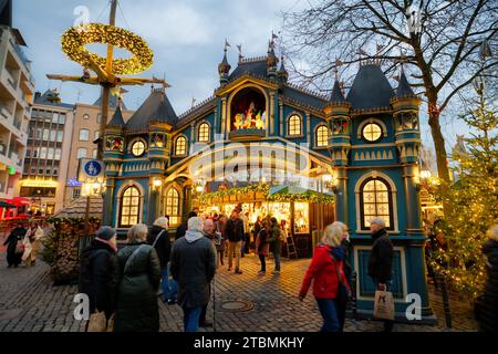 Eingangsportal zum weihnachtsmarkt Heinzels wintermaerchen in der kölner Altstadt in der Abenddämmerung Stockfoto