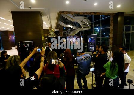 Valencia, Carabobo, Venezuela. Dezember 2023. Dezember 2023. Yordano Di Marzo (C), italienisch-venezolanischer Singer-Songwriter, Gewinner des Grammy-Preises, während einer Pressekonferenz im Manantial Hotel, während eines Konzerts mit Geremias (2. L) venezolanischer Sängerin im Madeirense Club in Valencia, Bundesstaat Carabobo. Foto: Juan Carlos Hernandez (Credit Image: © Juan Carlos Hernandez/ZUMA Press Wire) NUR REDAKTIONELLE VERWENDUNG! Nicht für kommerzielle ZWECKE! Stockfoto