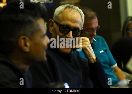 Valencia, Carabobo, Venezuela. Dezember 2023. Dezember 2023. Yordano Di Marzo (C), italienisch-venezolanischer Singer-Songwriter, Gewinner des Grammy-Preises, während einer Pressekonferenz im Manantial Hotel, während eines Konzerts mit Geremias (L) venezolanischer Sängerin, im Madeirense Club in Valencia, Bundesstaat Carabobo. Foto: Juan Carlos Hernandez (Credit Image: © Juan Carlos Hernandez/ZUMA Press Wire) NUR REDAKTIONELLE VERWENDUNG! Nicht für kommerzielle ZWECKE! Stockfoto