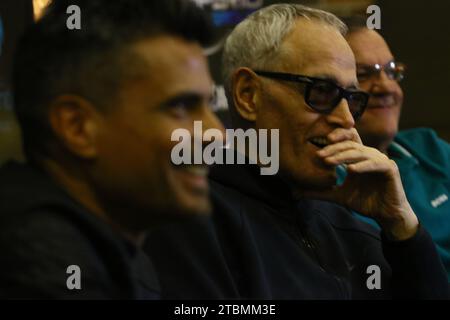 Valencia, Carabobo, Venezuela. Dezember 2023. Dezember 2023. Yordano Di Marzo (C), italienisch-venezolanischer Singer-Songwriter, Gewinner des Grammy-Preises, während einer Pressekonferenz im Manantial Hotel, während eines Konzerts mit Geremias (L) venezolanischer Sängerin, im Madeirense Club in Valencia, Bundesstaat Carabobo. Foto: Juan Carlos Hernandez (Credit Image: © Juan Carlos Hernandez/ZUMA Press Wire) NUR REDAKTIONELLE VERWENDUNG! Nicht für kommerzielle ZWECKE! Stockfoto