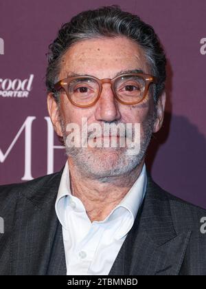 BEVERLY HILLS, LOS ANGELES, KALIFORNIEN, USA - 07. DEZEMBER: der US-amerikanische Film- und Fernsehregisseur, Autor, Produzent und Komponist Chuck Lorre trifft am 7. Dezember 2023 auf der Hollywood Reporter's Women in Entertainment Gala 2023 ein, die von Lifetime im Beverly Hills Hotel in Beverly Hills, Los Angeles, Kalifornien, USA, veranstaltet wird. (Foto: Xavier Collin/Image Press Agency) Stockfoto