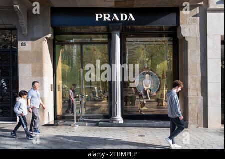 Barcelona, Spanien. November 2023. Shopper laufen vorbei an einem italienischen Luxusmodegeschäft, Prada, in Spanien. (Foto: Xavi Lopez/SOPA Images/SIPA USA) Credit: SIPA USA/Alamy Live News Stockfoto