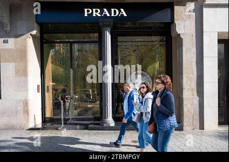 Barcelona, Spanien. November 2023. Shopper laufen vorbei an einem italienischen Luxusmodegeschäft, Prada, in Spanien. (Foto: Xavi Lopez/SOPA Images/SIPA USA) Credit: SIPA USA/Alamy Live News Stockfoto