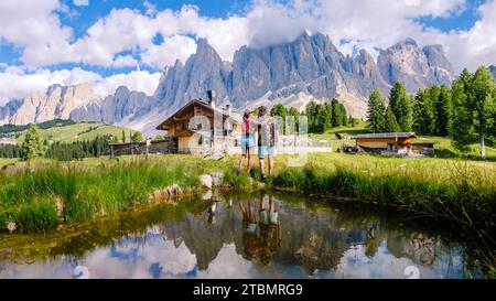 Ein Paar Männer und Frauen auf der Geisleralm Rifugio Geisler Dolomiten Italien, Männer und Frauen wandern in den Bergen des Val Di Funes in den italienischen Dolomiten Adolf Munkel Trail im Naturpark Puez Geisler Stockfoto